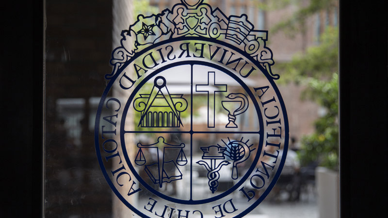 Logo en ventanal de Medicina hacia comunicaciones en Casa Central
