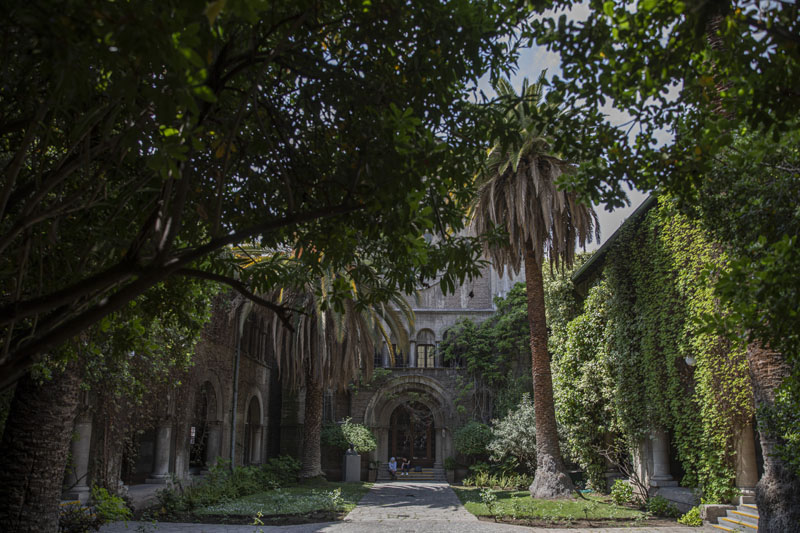 Patio y Capilla Campus Oriente