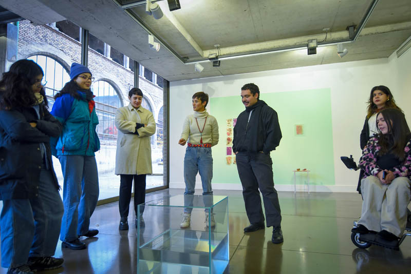 académicos en galería de arte