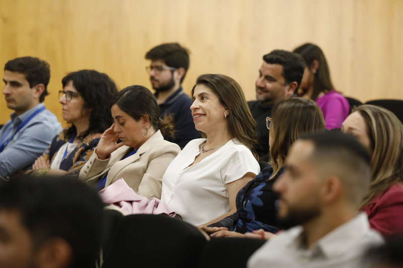 Fotografía de académicos y académicas sentados en auditorio en jornada de Bienvenida 