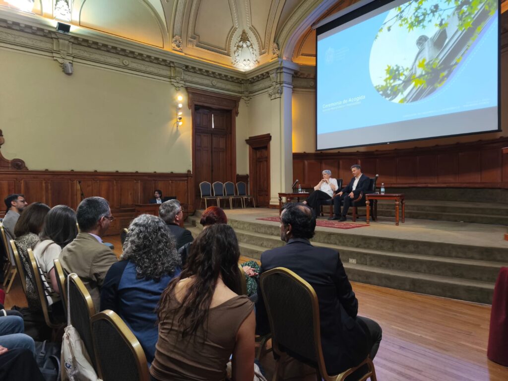 Profesores UC sentados en Salón